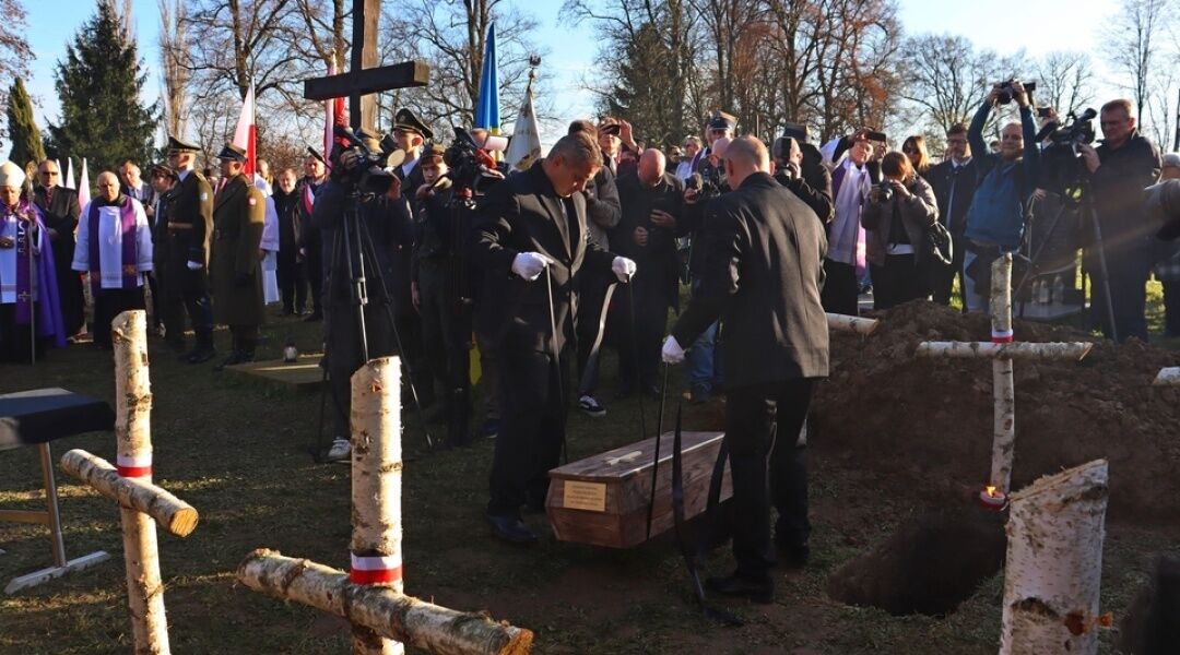 Російські наративи не працюють: на Львівщині перепоховали ексгумовані останки загиблих польських військових