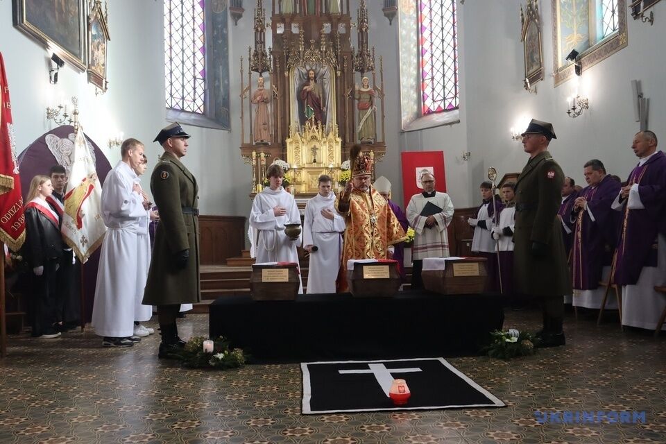 Російські наративи не працюють: на Львівщині перепоховали ексгумовані останки загиблих польських військових