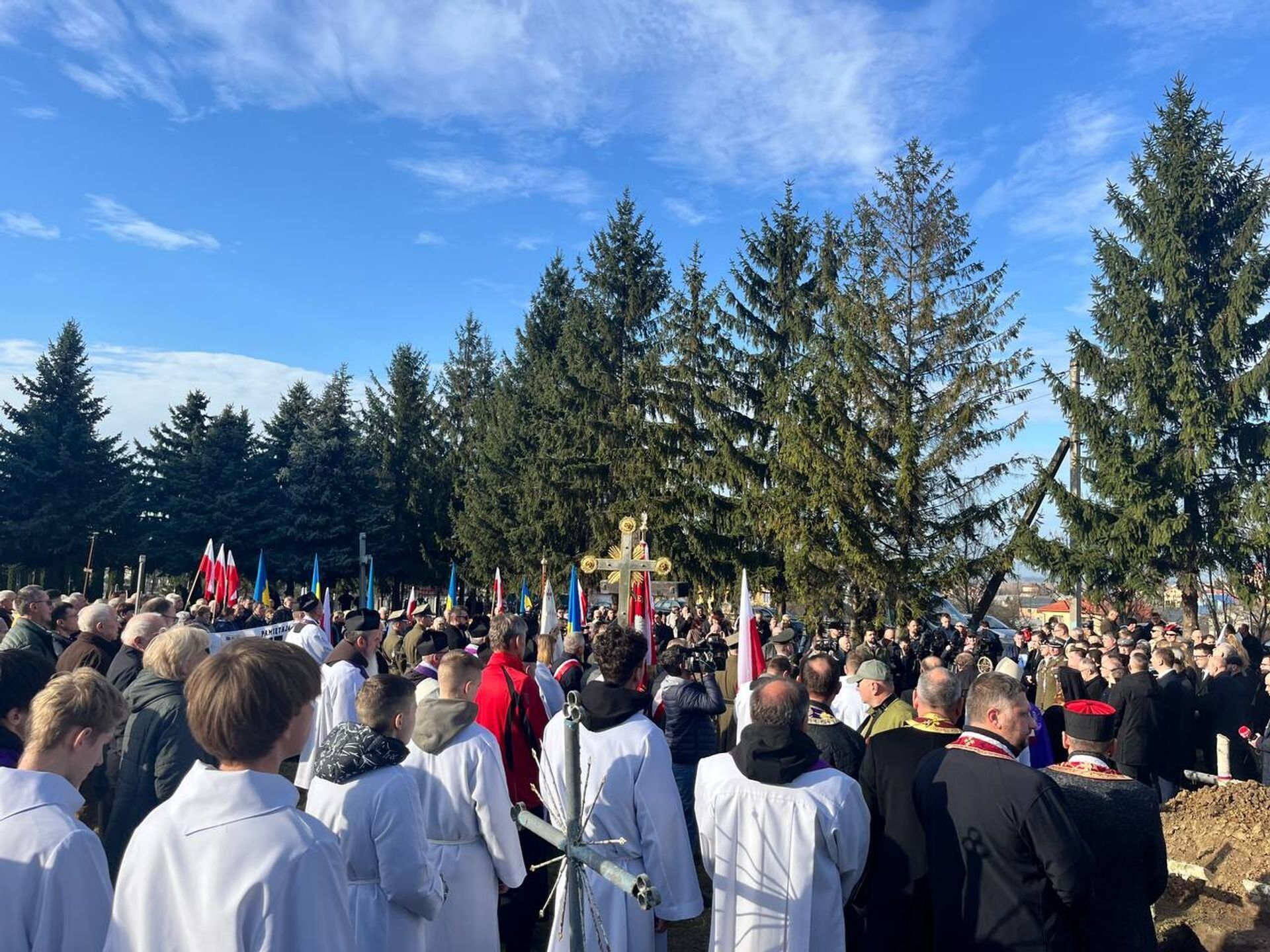 Російські наративи не працюють: на Львівщині перепоховали ексгумовані останки загиблих польських військових