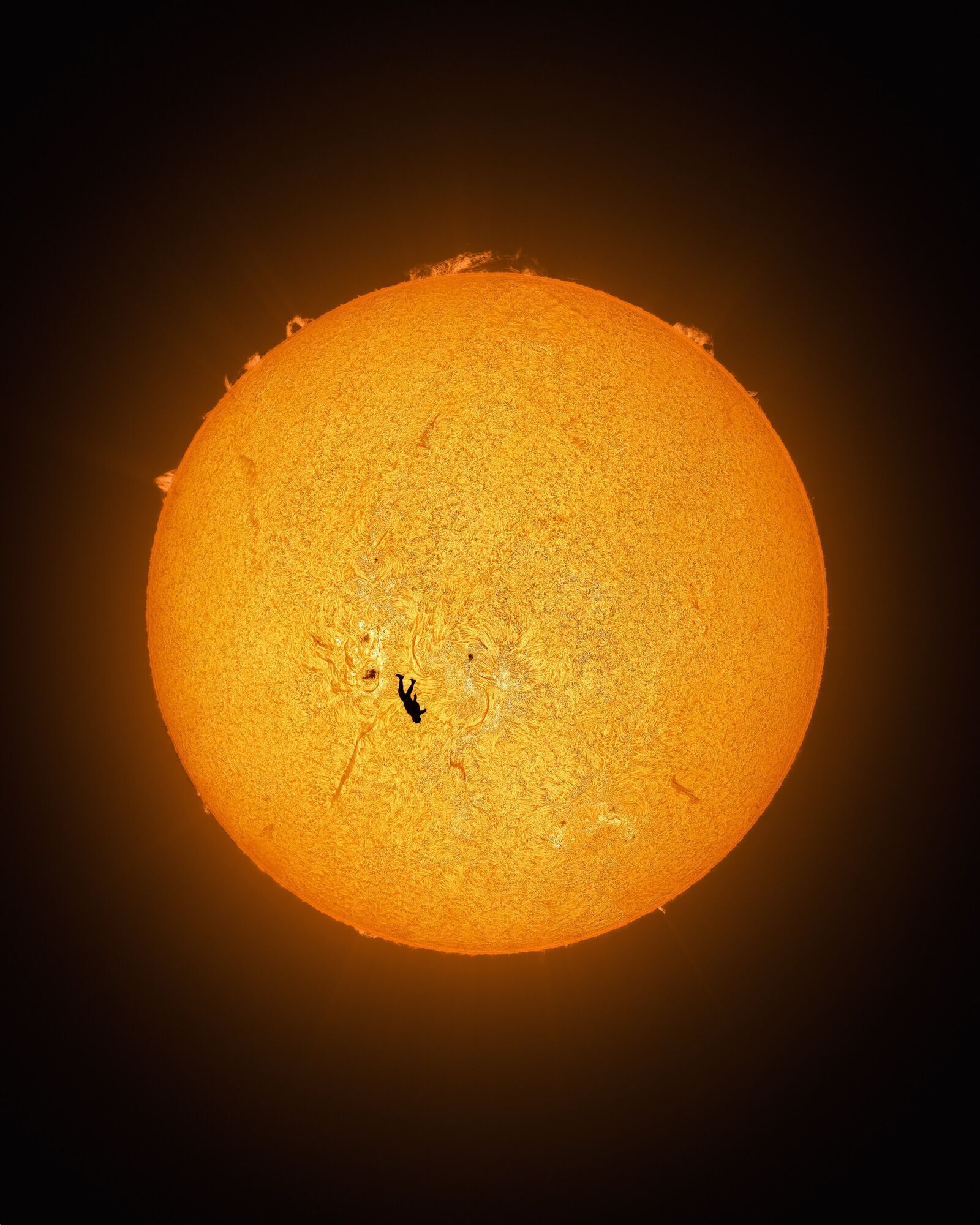 Парашютист на фоне солнца: астрофотограф поразил детализированным фото