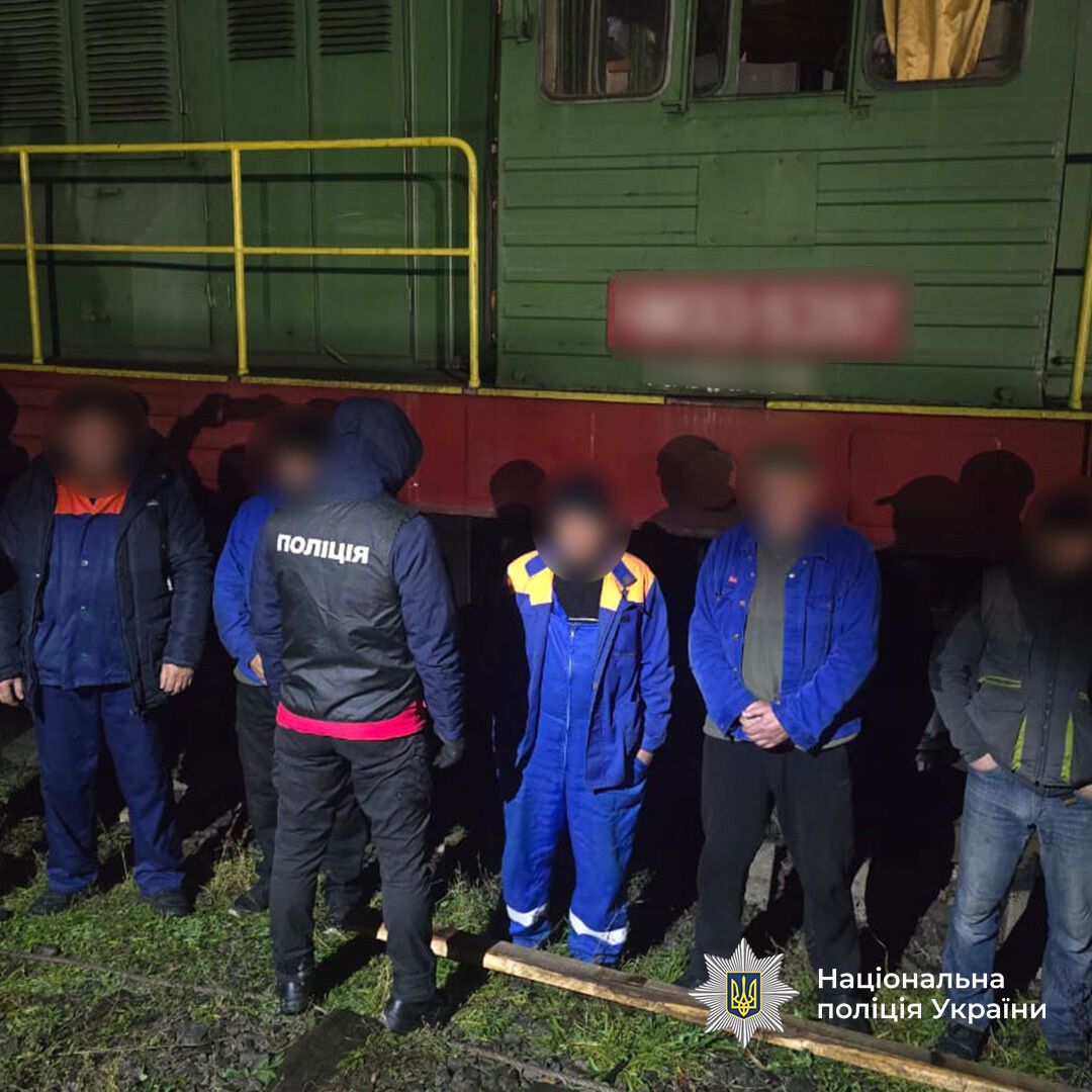 Сливали топливо из локомотивов: на Закарпатье задержали шестерых работников "Укрзалізниці". Фото