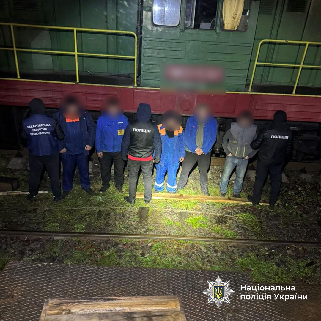Сливали топливо из локомотивов: на Закарпатье задержали шестерых работников "Укрзалізниці". Фото