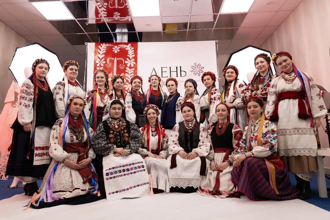 "Я не пʼяна, я просто закохана". Пісня Альони Омаргалієвої розриває українські чарти: в чому секрет і чому всі говорять про солістку "Кралиці"