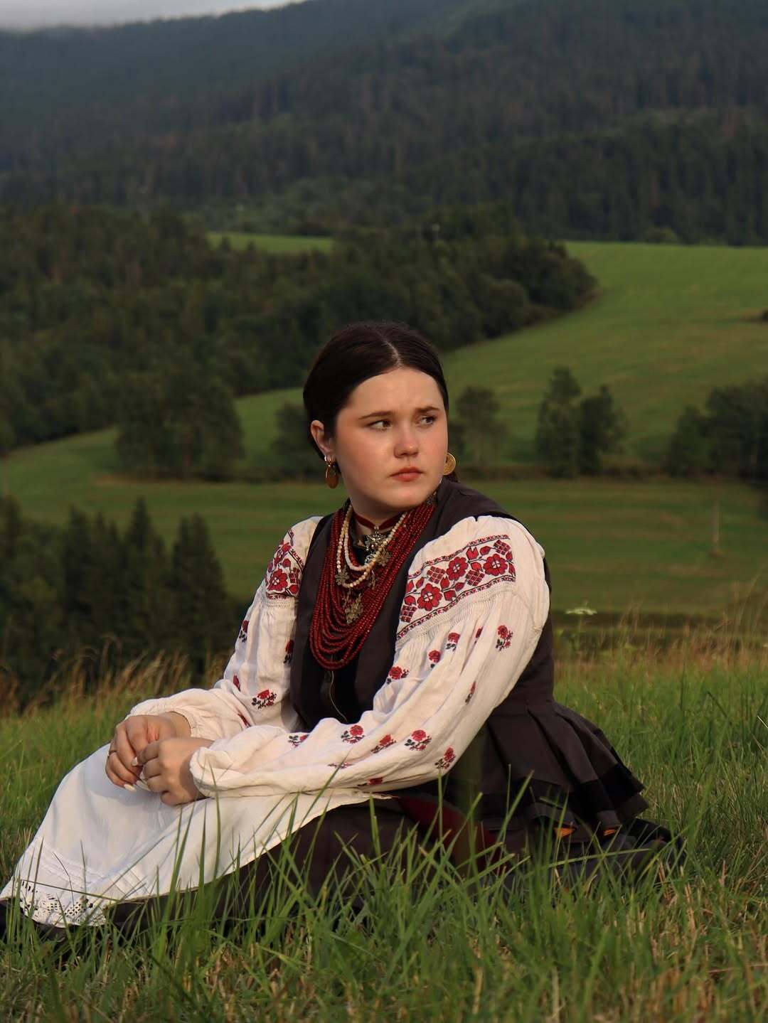 "Я не пʼяна, я просто закохана". Пісня Альони Омаргалієвої розриває українські чарти: в чому секрет і чому всі говорять про солістку "Кралиці"