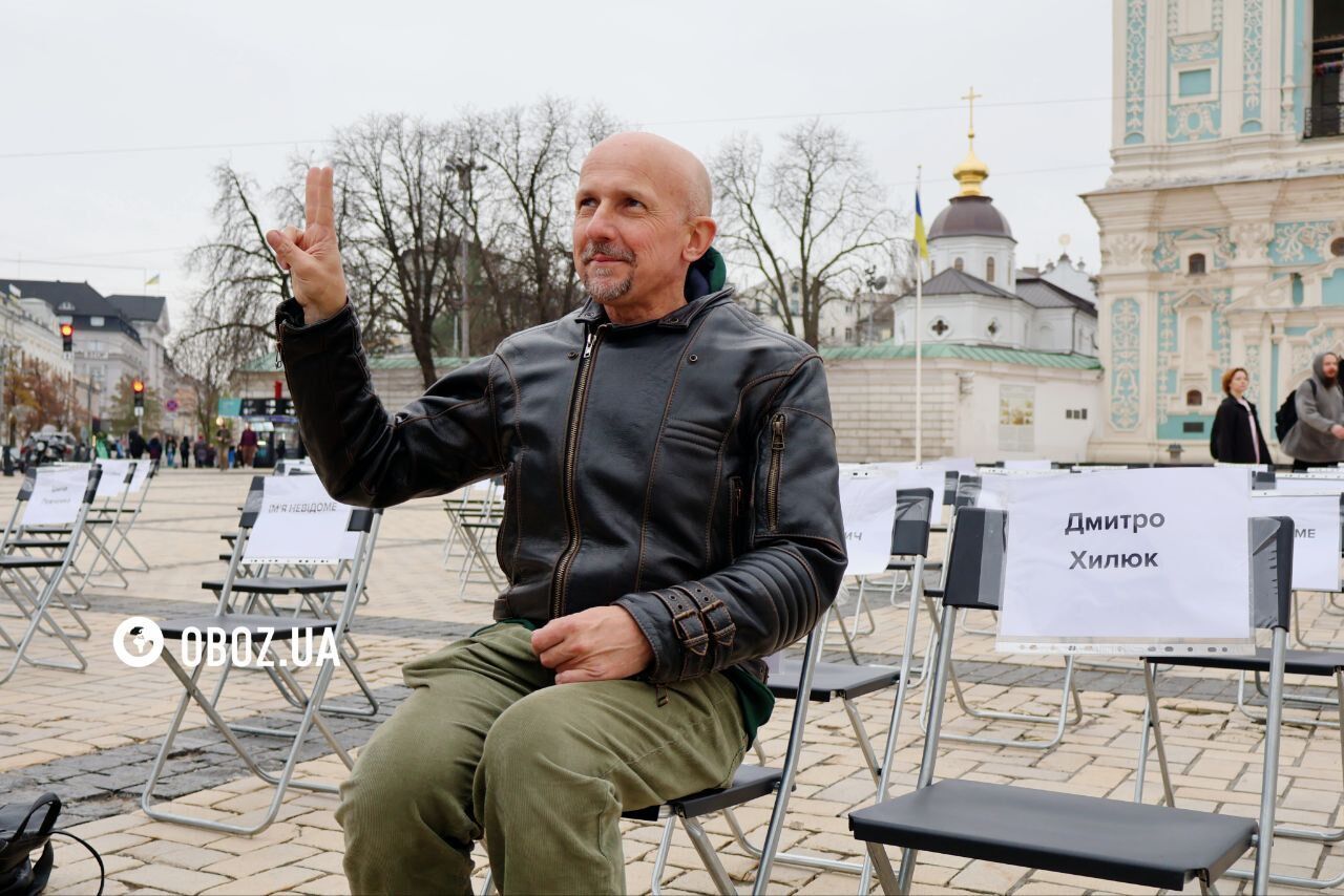 У центрі Києва провели акцію "Порожні стільці" на підтримку ув’язнених та полонених журналістів і митців. Фото та відео