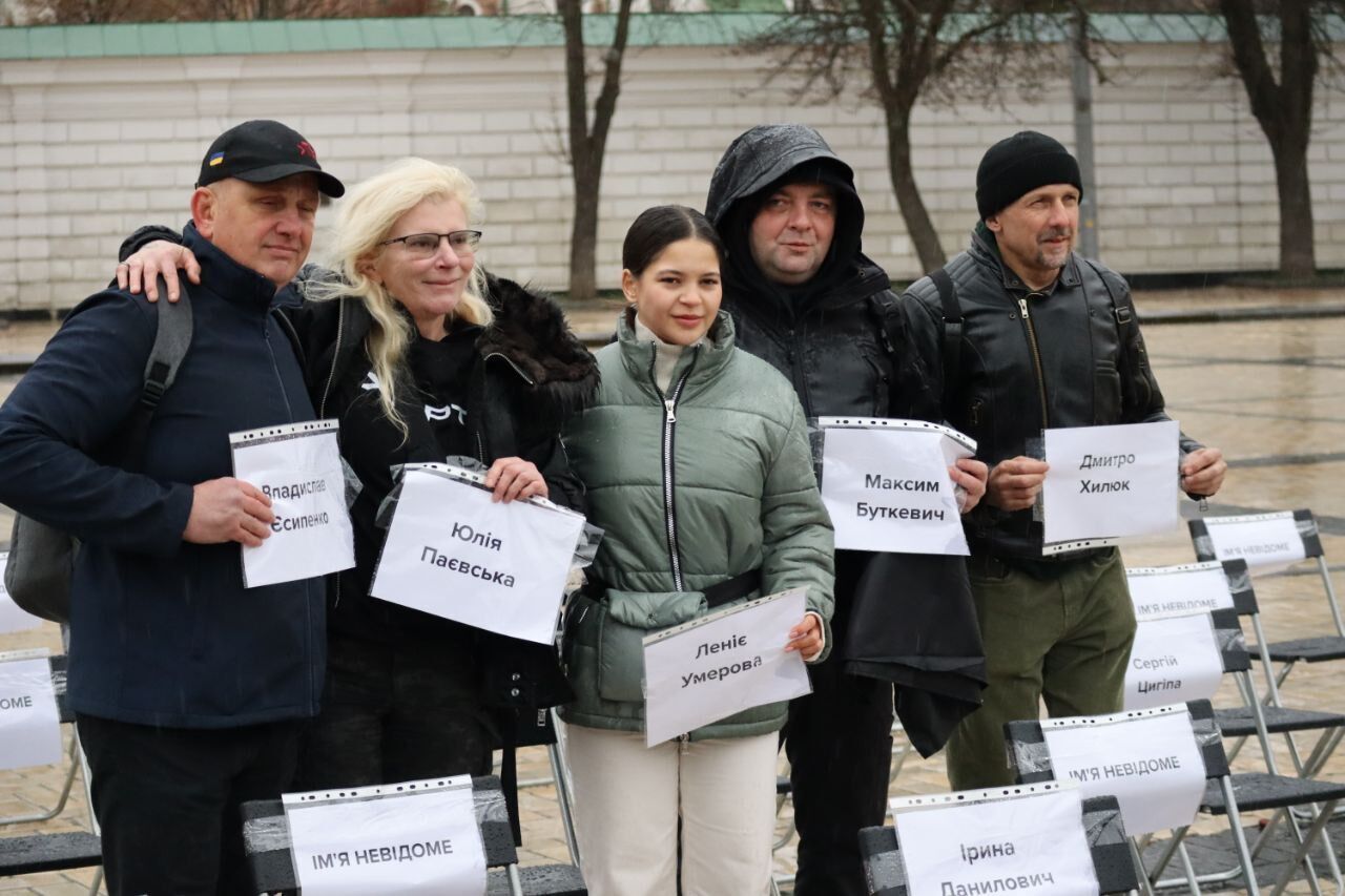 У центрі Києва провели акцію "Порожні стільці" на підтримку ув’язнених та полонених журналістів і митців. Фото та відео