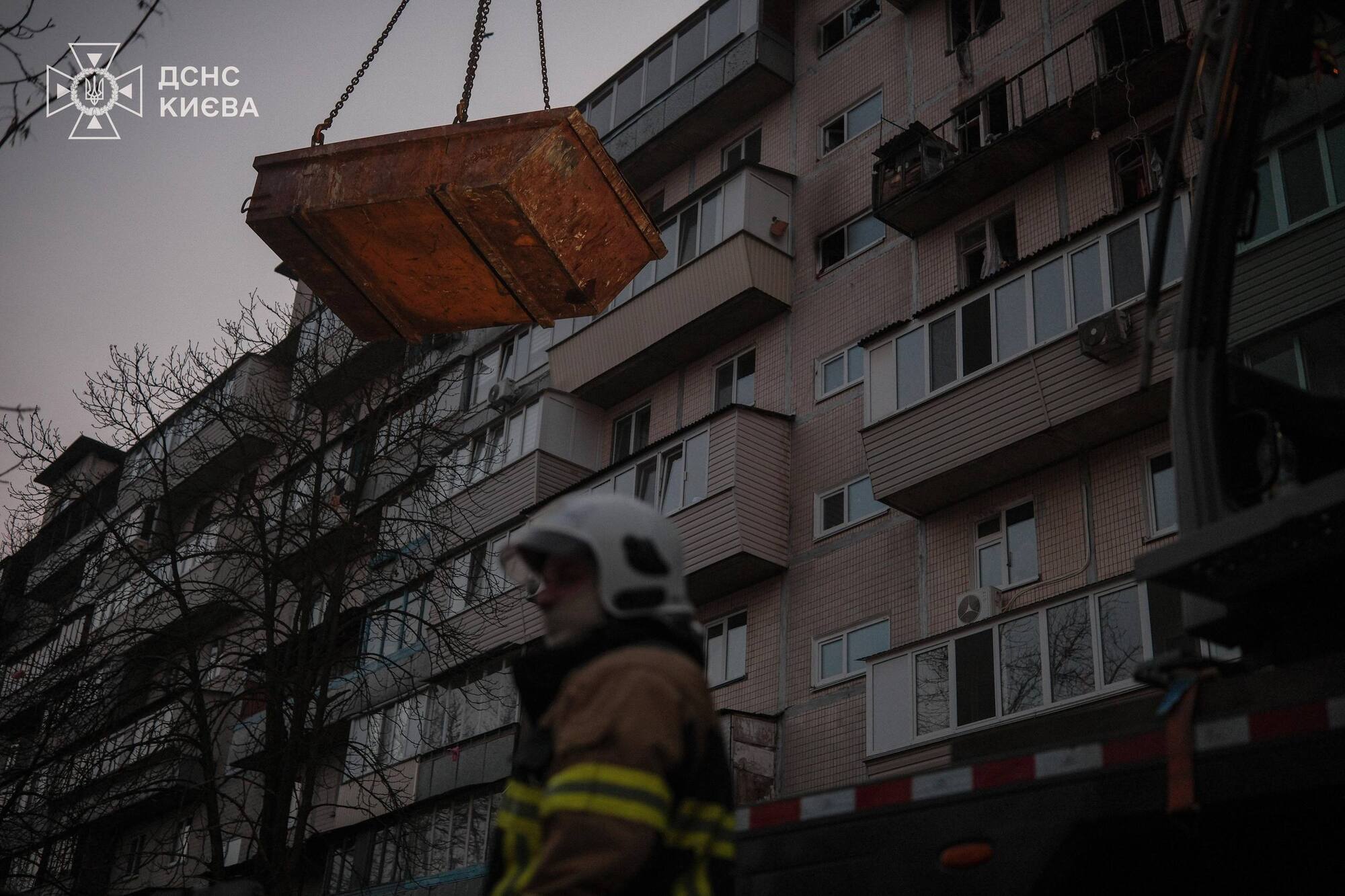 Врятовано 68 людей, серед них – п'ятеро дітей: у Деснянському районі завершили аварійні роботи після жахливої атаки РФ. Фото