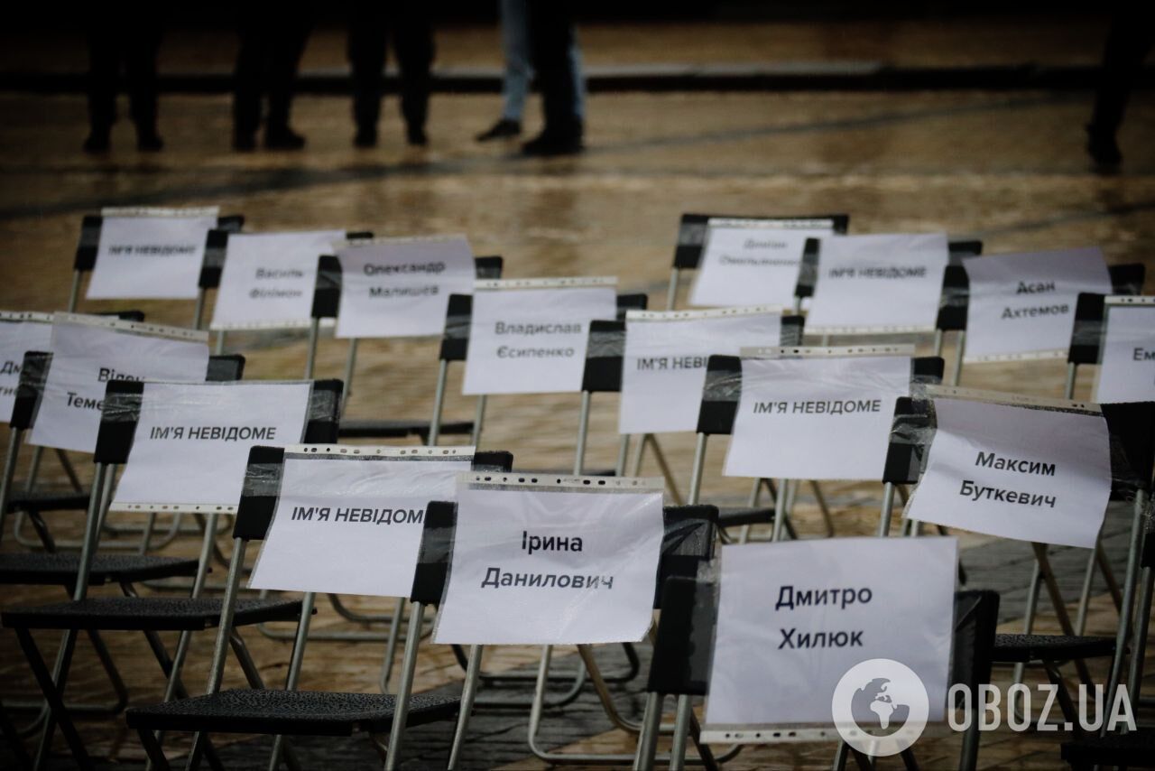 У центрі Києва провели акцію "Порожні стільці" на підтримку ув’язнених та полонених журналістів і митців. Фото та відео
