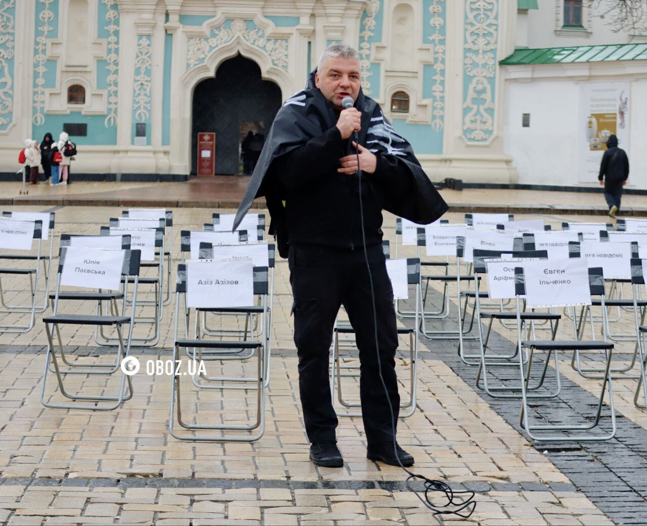 У центрі Києва провели акцію "Порожні стільці" на підтримку ув’язнених та полонених журналістів і митців. Фото та відео