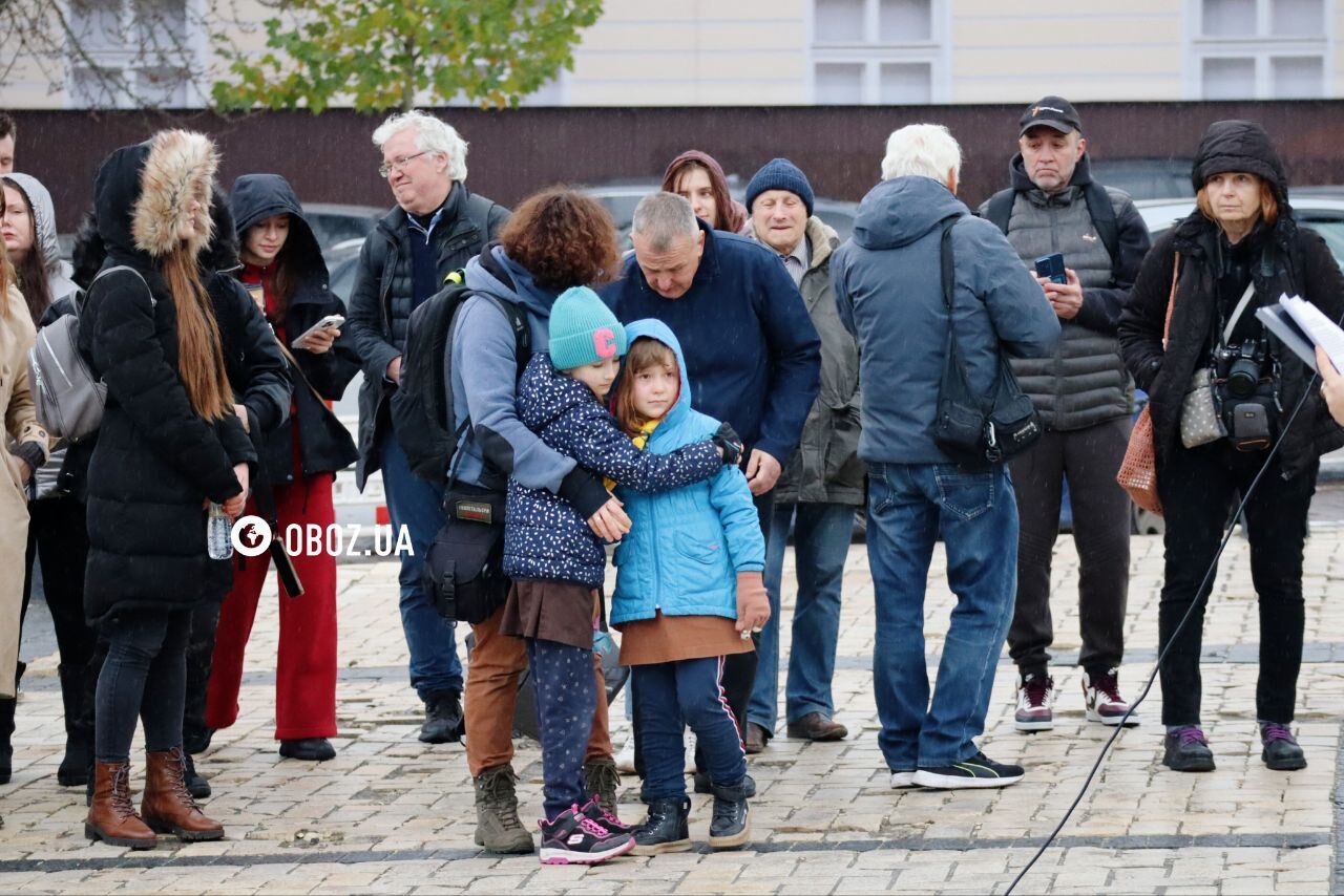 У центрі Києва провели акцію "Порожні стільці" на підтримку ув’язнених та полонених журналістів і митців. Фото та відео