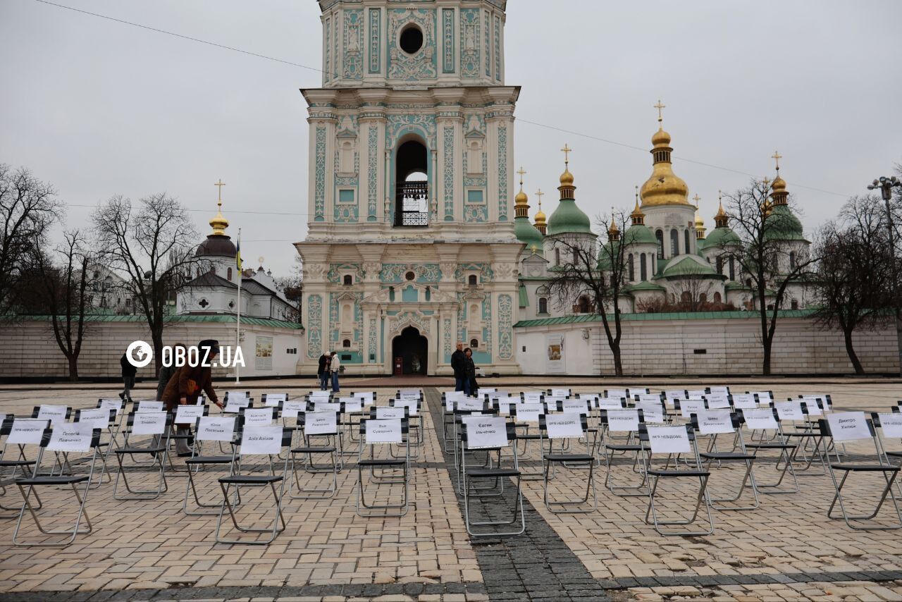 У центрі Києва провели акцію "Порожні стільці" на підтримку ув’язнених та полонених журналістів і митців. Фото та відео