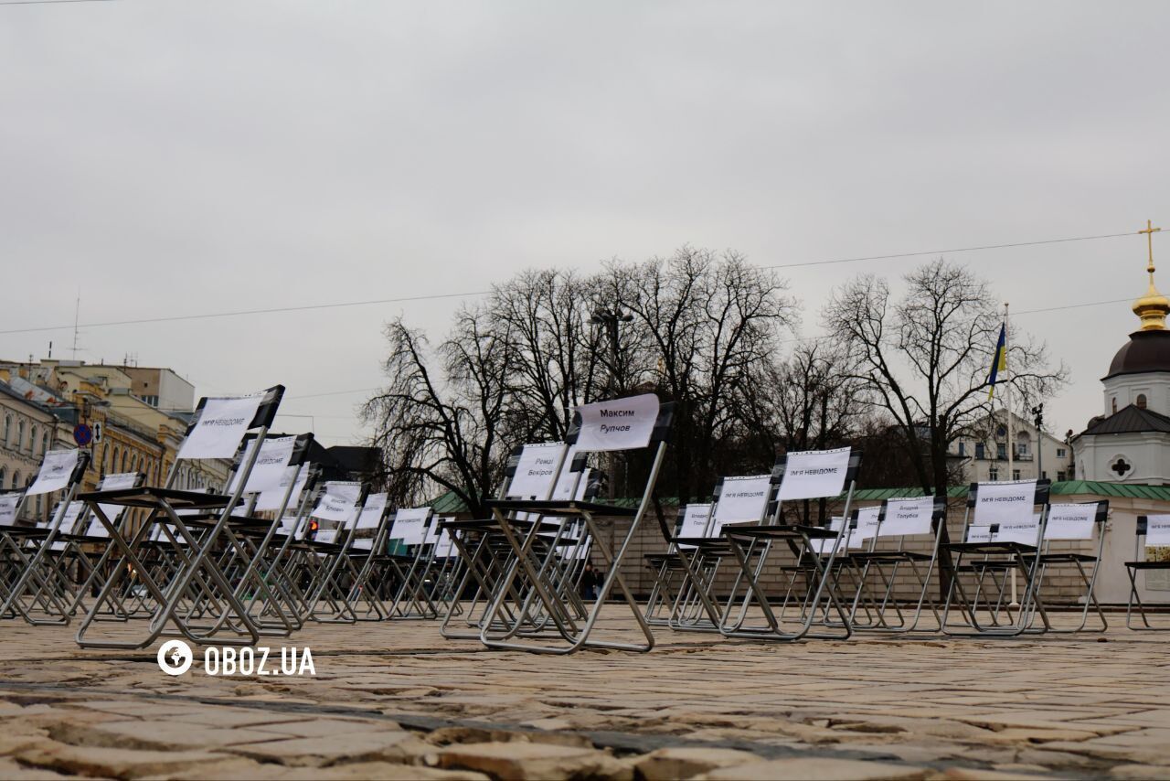 У центрі Києва провели акцію "Порожні стільці" на підтримку ув’язнених та полонених журналістів і митців. Фото та відео
