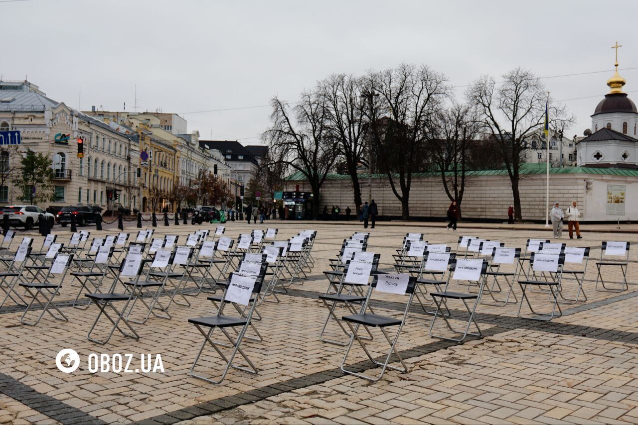 У центрі Києва провели акцію "Порожні стільці" на підтримку ув’язнених та полонених журналістів і митців. Фото та відео