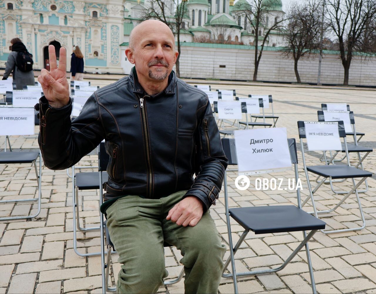 У центрі Києва провели акцію "Порожні стільці" на підтримку ув’язнених та полонених журналістів і митців. Фото та відео