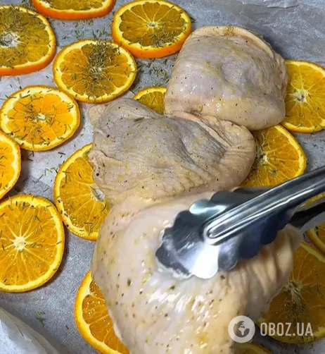 Как приготовить сочные куриные бедра в духовке: добавьте один сезонный ингредиент