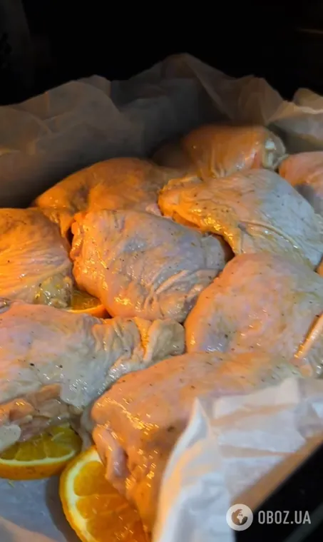 Как приготовить сочные куриные бедра в духовке: добавьте один сезонный ингредиент