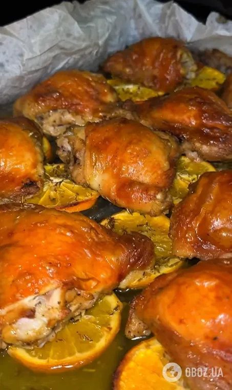 Как приготовить сочные куриные бедра в духовке: добавьте один сезонный ингредиент