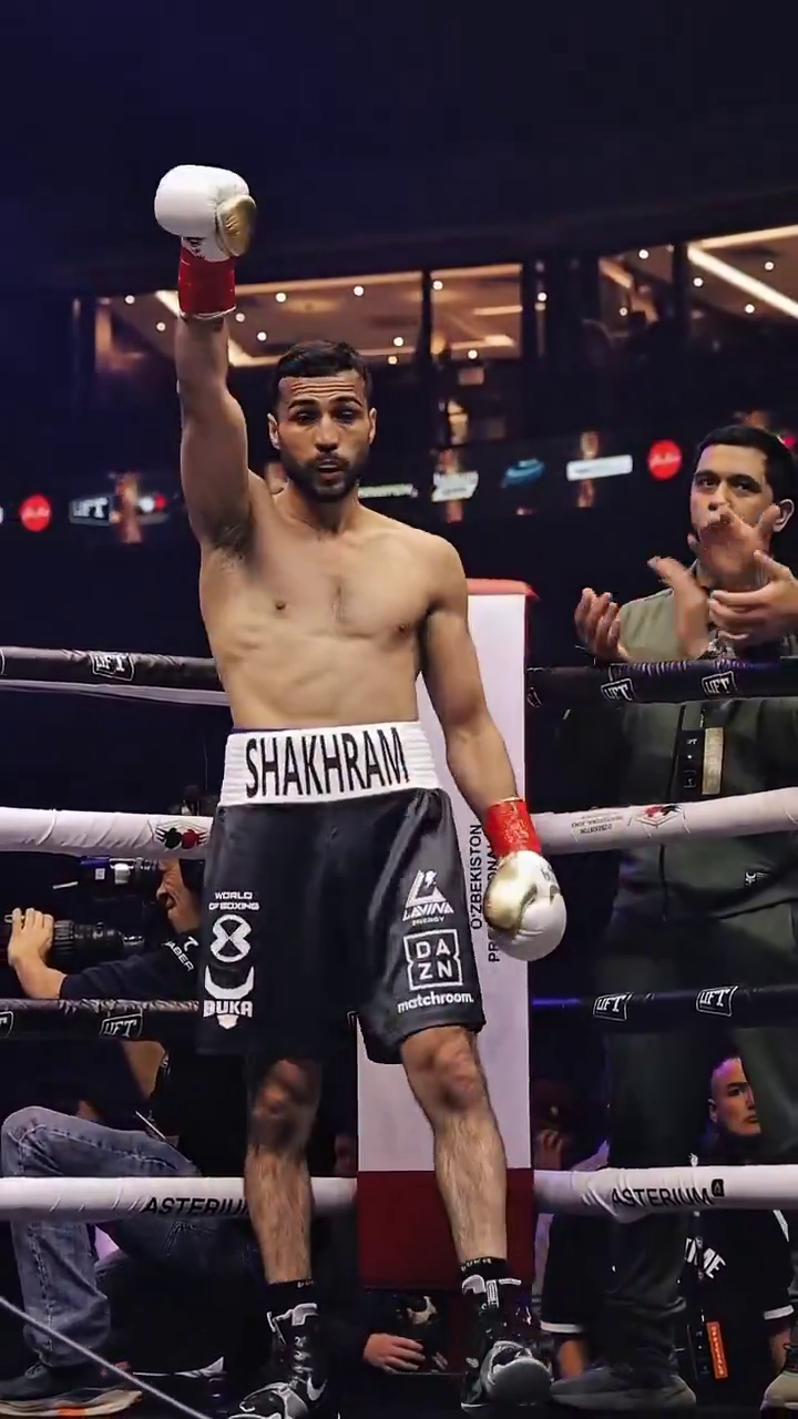 Непобедимый боксер отправил в нокаут чемпиона России. Видео