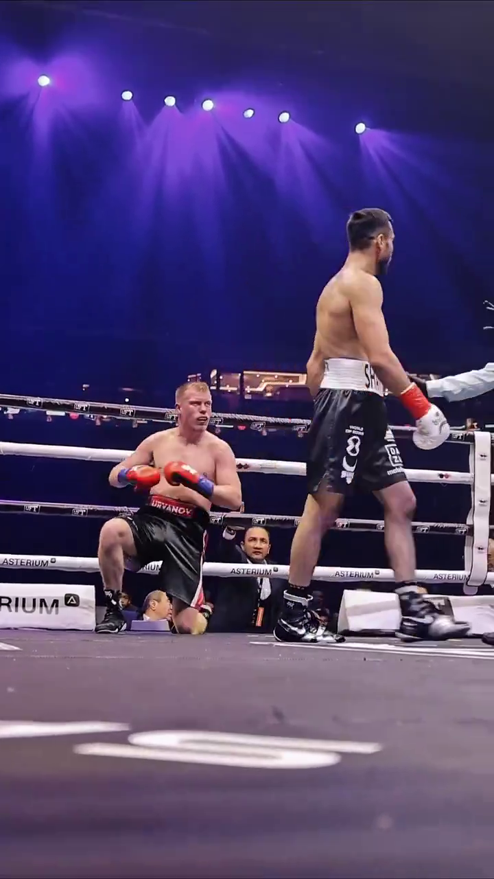Непобедимый боксер отправил в нокаут чемпиона России. Видео