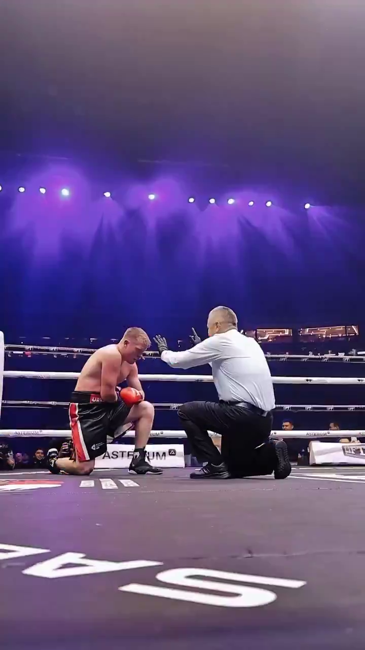 Непобедимый боксер отправил в нокаут чемпиона России. Видео