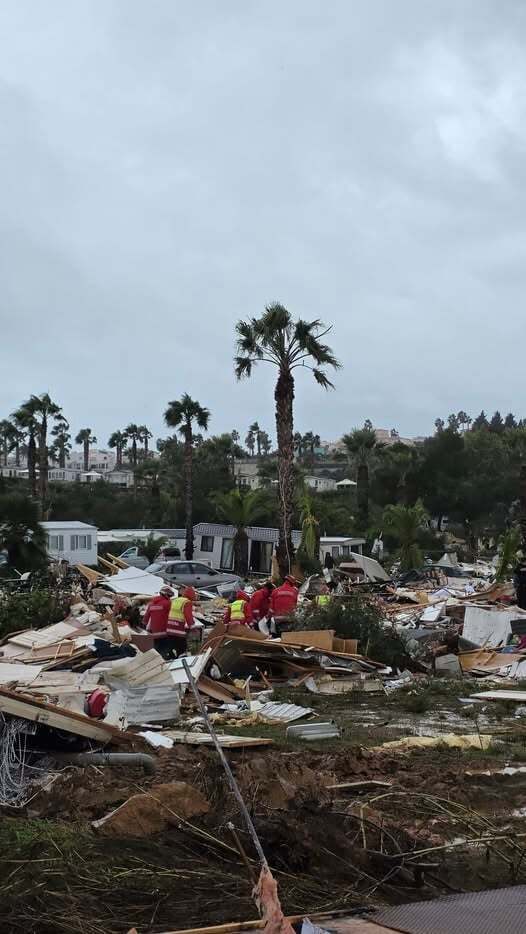Шторм "Клаудия" привел к катастрофе в Британии, в Португалии есть погибшие. Фото и видео