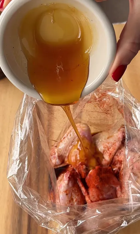 Как приготовить хрустящие куриные крылья с карамельной корочкой: делимся простым рецептом