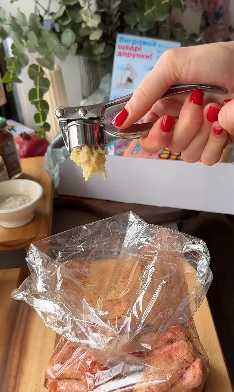 Как приготовить хрустящие куриные крылья с карамельной корочкой: делимся простым рецептом