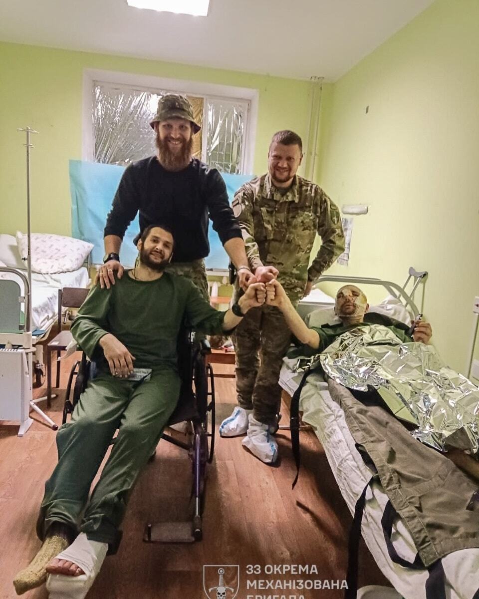 Зашли и вышли вместе: бойцы, которые более четырех месяцев отражали атаки россиян, вернулись на стабпункт. Фото