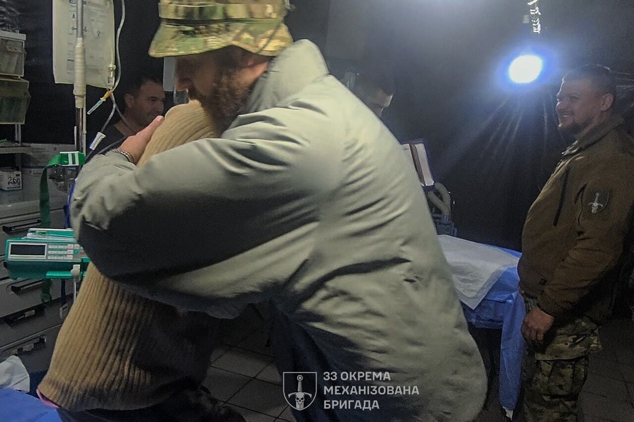 Зашли и вышли вместе: бойцы, которые более четырех месяцев отражали атаки россиян, вернулись на стабпункт. Фото