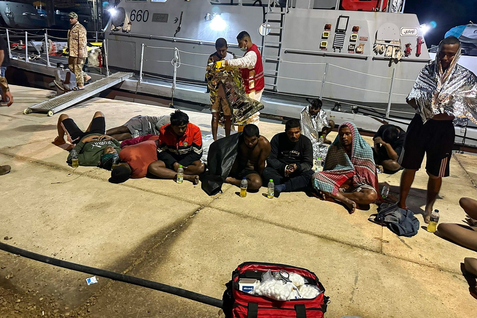 Вблизи побережья Ливии перевернулась лодка с мигрантами из Бангладеша: есть погибшие. Фото