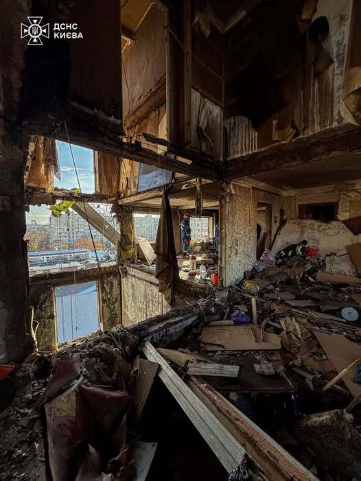 "Правило двух стен не спасло": спасатели показали фото разрушенного дома в Киеве