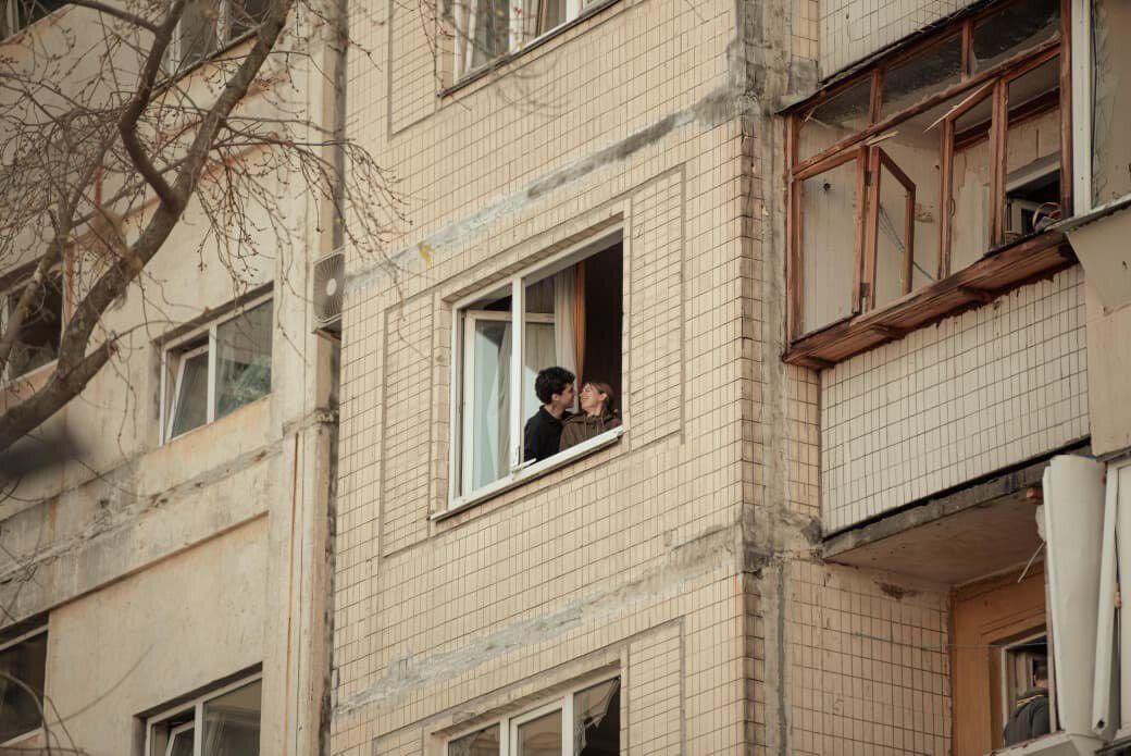 "Любовь стоит всего": история пары, которая целовалась в поврежденном атакой РФ доме в Киеве, покорила сеть. Фото