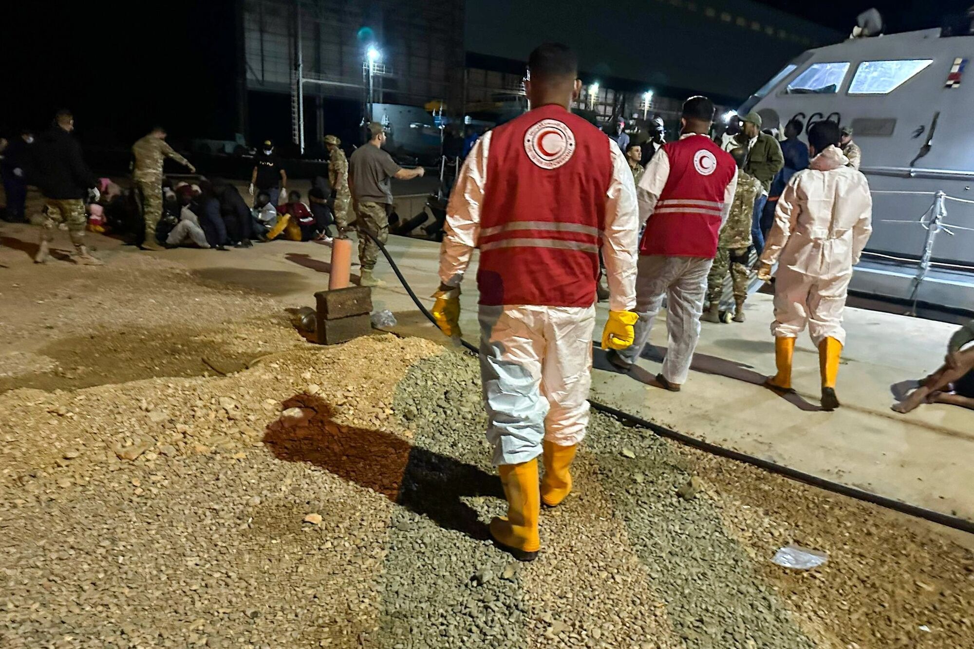 Вблизи побережья Ливии перевернулась лодка с мигрантами из Бангладеша: есть погибшие. Фото