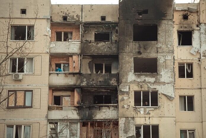 "Любовь стоит всего": история пары, которая целовалась в поврежденном атакой РФ доме в Киеве, покорила сеть. Фото