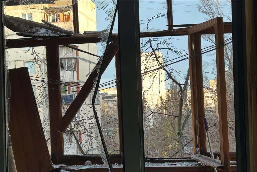 "Любовь стоит всего": история пары, которая целовалась в поврежденном атакой РФ доме в Киеве, покорила сеть. Фото