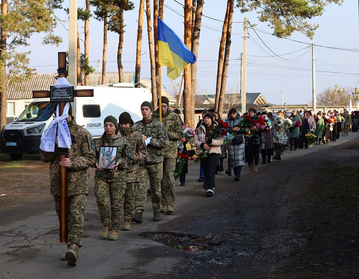 Был настоящим патриотом: на Житомирщине попрощались с погибшим на фронте полицейским Дмитрием Палием. Фото