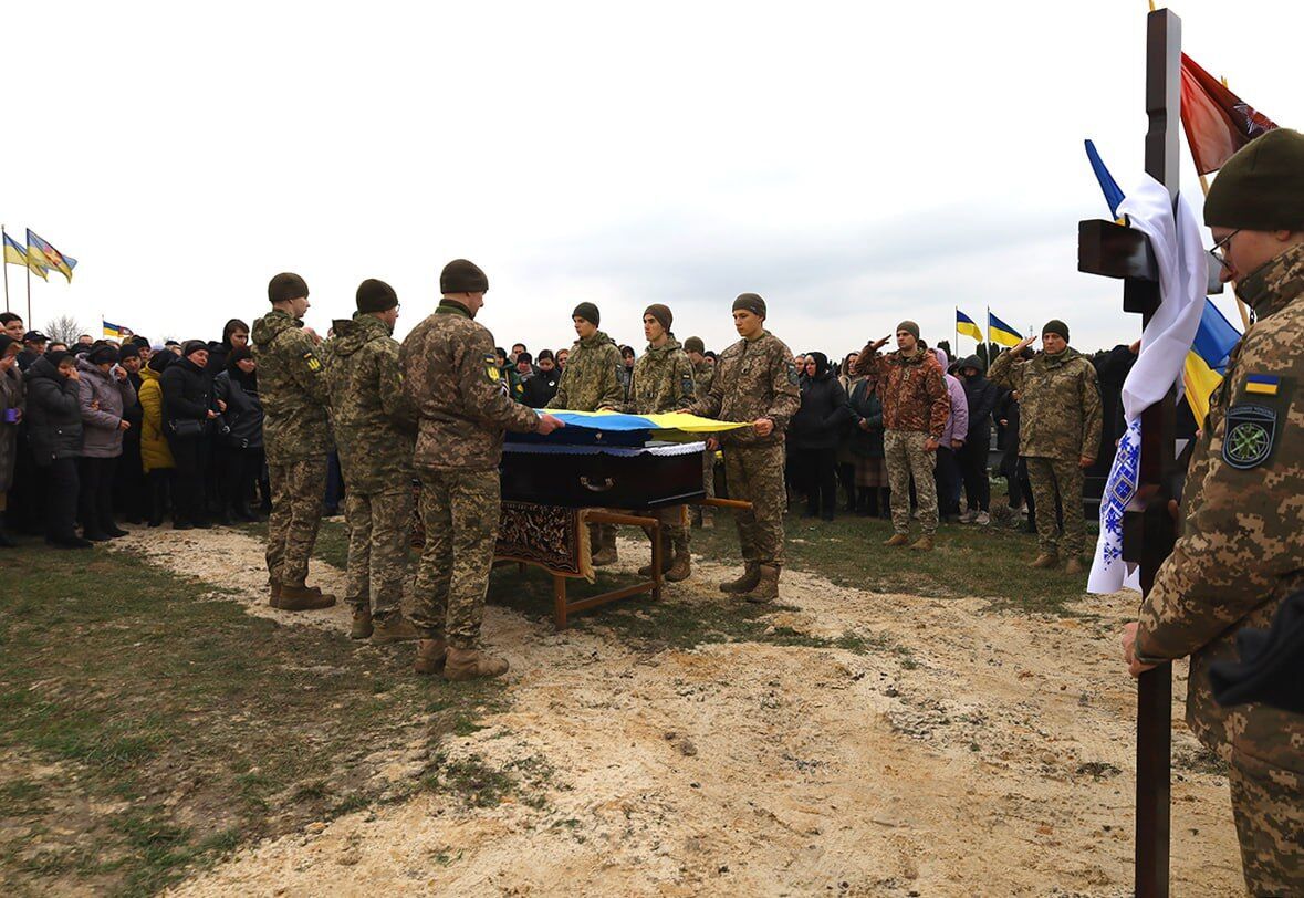 Был настоящим патриотом: на Житомирщине попрощались с погибшим на фронте полицейским Дмитрием Палием. Фото