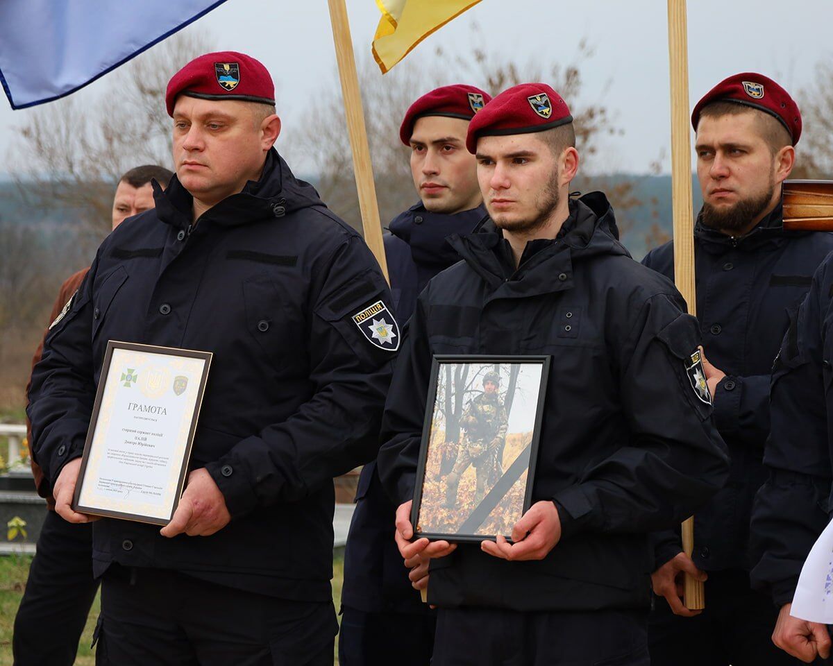 Был настоящим патриотом: на Житомирщине попрощались с погибшим на фронте полицейским Дмитрием Палием. Фото
