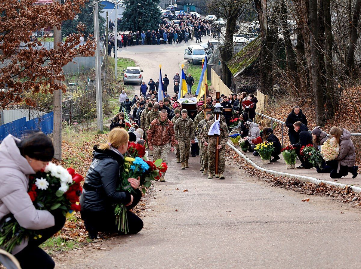 Был настоящим патриотом: на Житомирщине попрощались с погибшим на фронте полицейским Дмитрием Палием. Фото