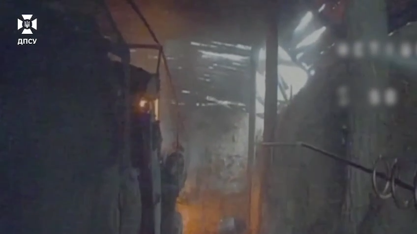 Пограничники уничтожили средства связи и технику оккупантов: дрон залетел прямо в укрытие. Видео