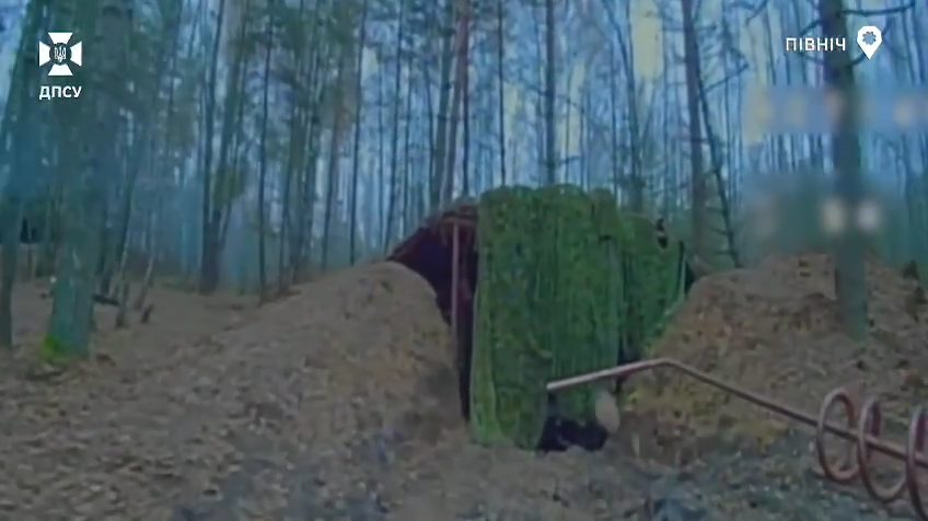 Пограничники уничтожили средства связи и технику оккупантов: дрон залетел прямо в укрытие. Видео