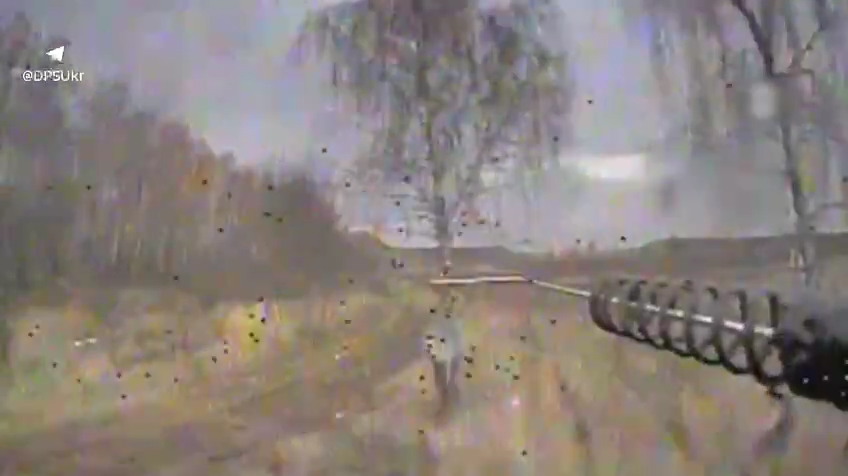 Пограничники уничтожили средства связи и технику оккупантов: дрон залетел прямо в укрытие. Видео