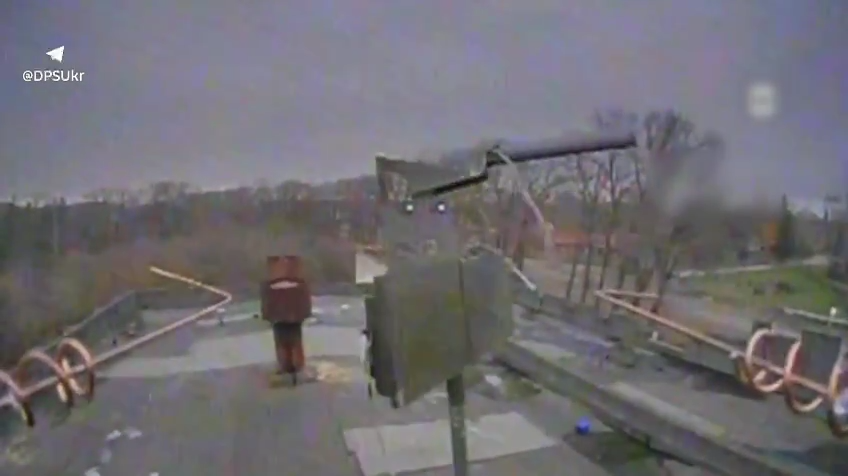 Пограничники уничтожили средства связи и технику оккупантов: дрон залетел прямо в укрытие. Видео