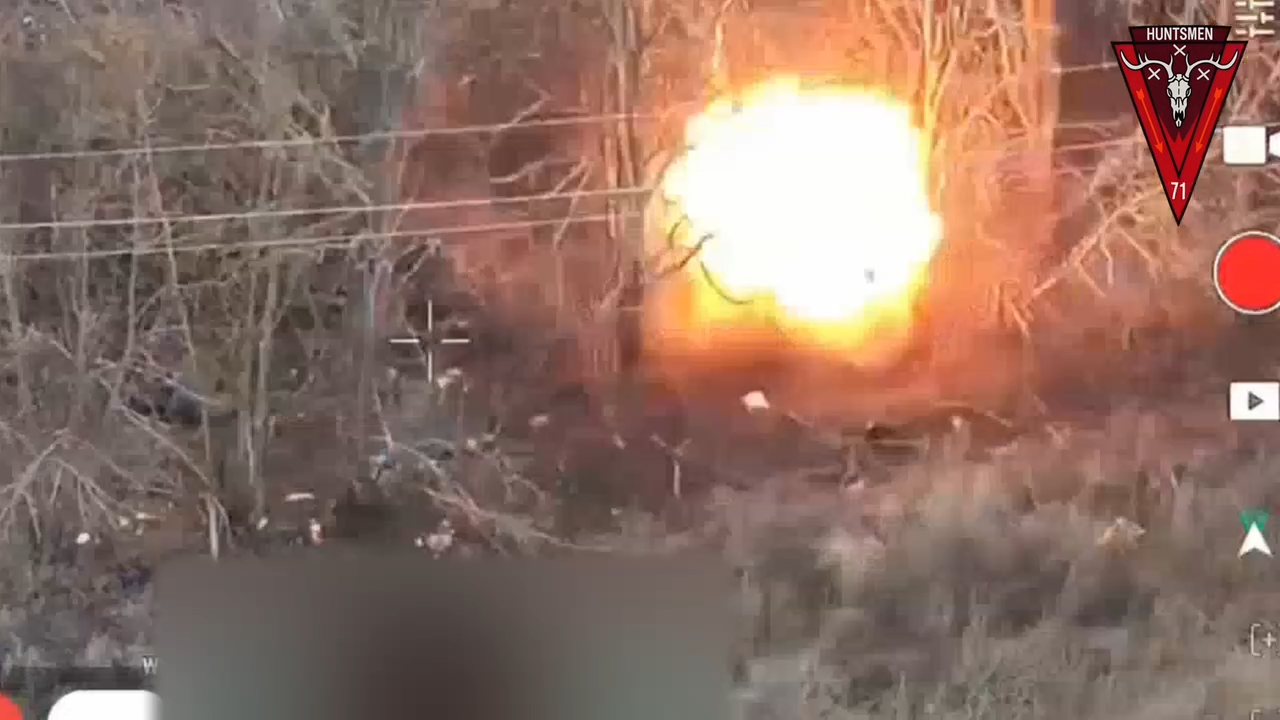 Сразу два украинских дрона "поймали" оккупанта на Сумщине. Видео