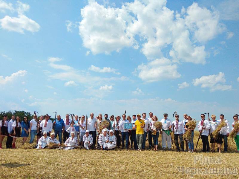 Украинское село в войне на два фронта: непраздничные размышления о судьбе села в день работников сельского хозяйства Украины