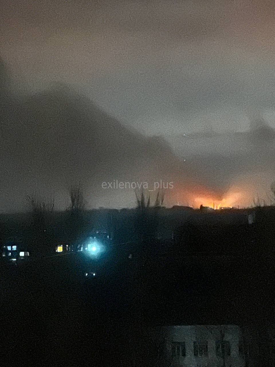 В Донецке взорвалась подстанция: город обесточен, зато пожар видно издалека. Фото и видео