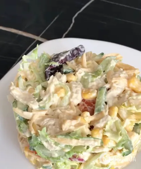 Легкий салат без майонеза для новогоднего стола: самый простой рецепт блюда, которое понравится всем