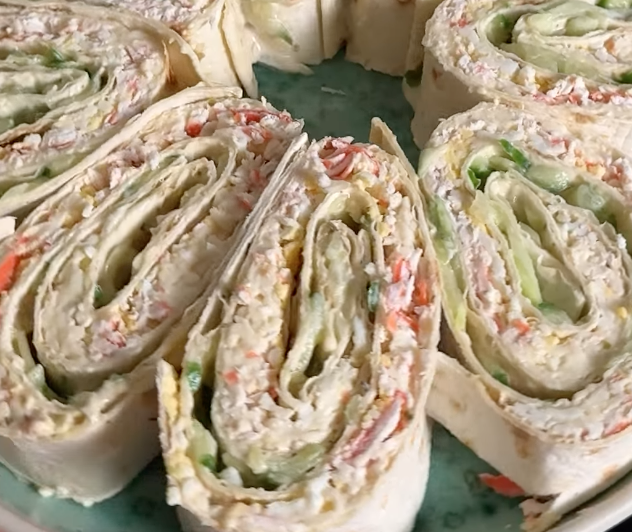 Рулет із лаваша зі смачною начинкою: рецепт закуски для новорічного столу