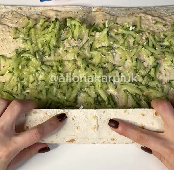 Рулет із лаваша зі смачною начинкою: рецепт закуски для новорічного столу