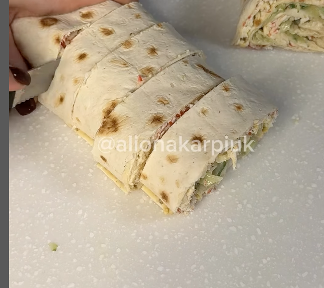 Рулет із лаваша зі смачною начинкою: рецепт закуски для новорічного столу